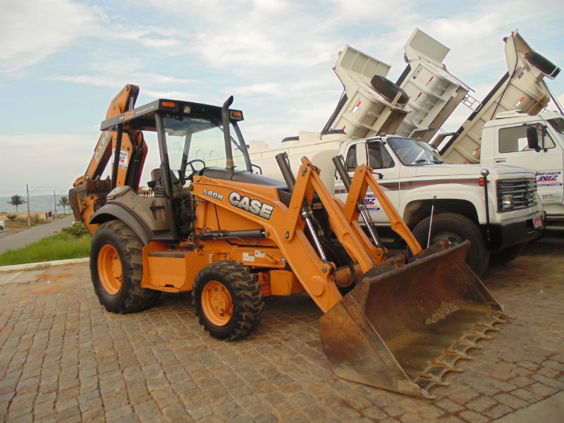 Máquinas de terraplenagem da Aviz Terraplenagem em operação
