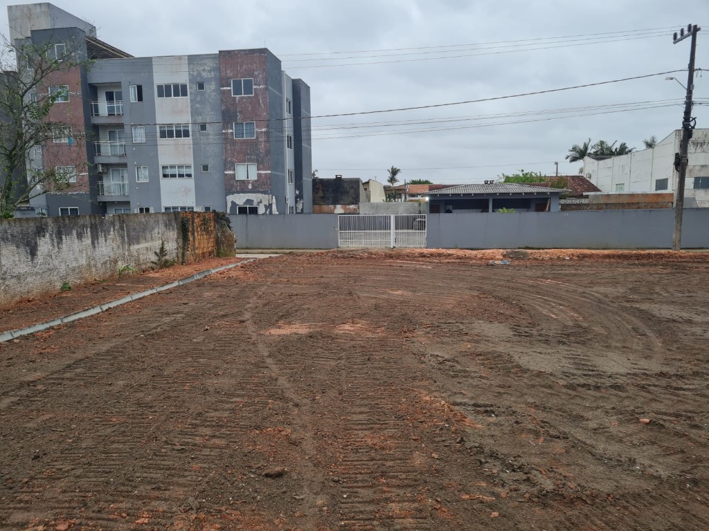 Acesso principal ao empreendimento com terraplenagem concluída