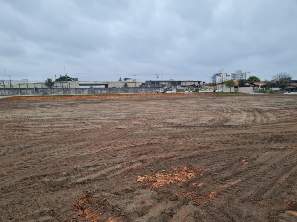 Terreno terraplenado pronto para receber pavimentação