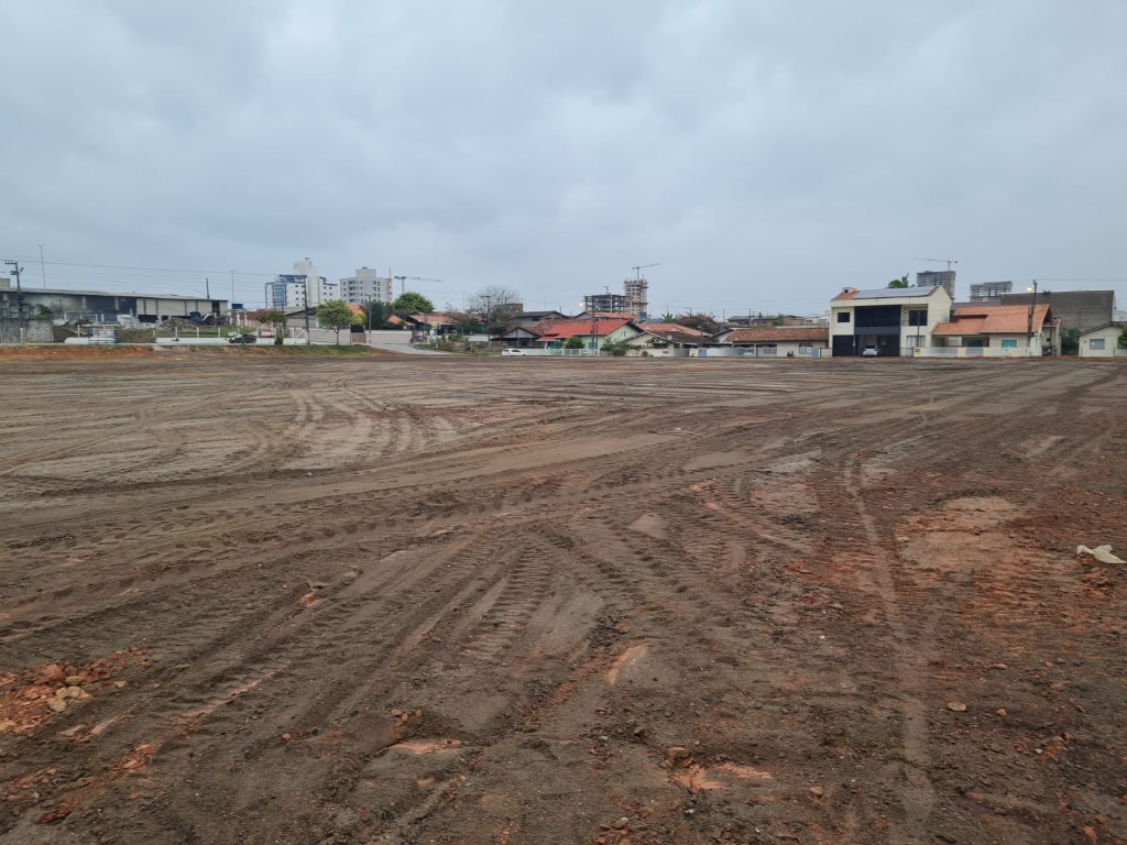 Terraplenagem de grande área urbana com solo regularizado