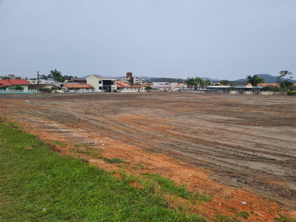 Vista ampla de área de terraplenagem concluída em bairro urbano
