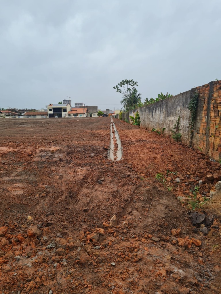 Canaleta central em concreto para escoamento de água em talude