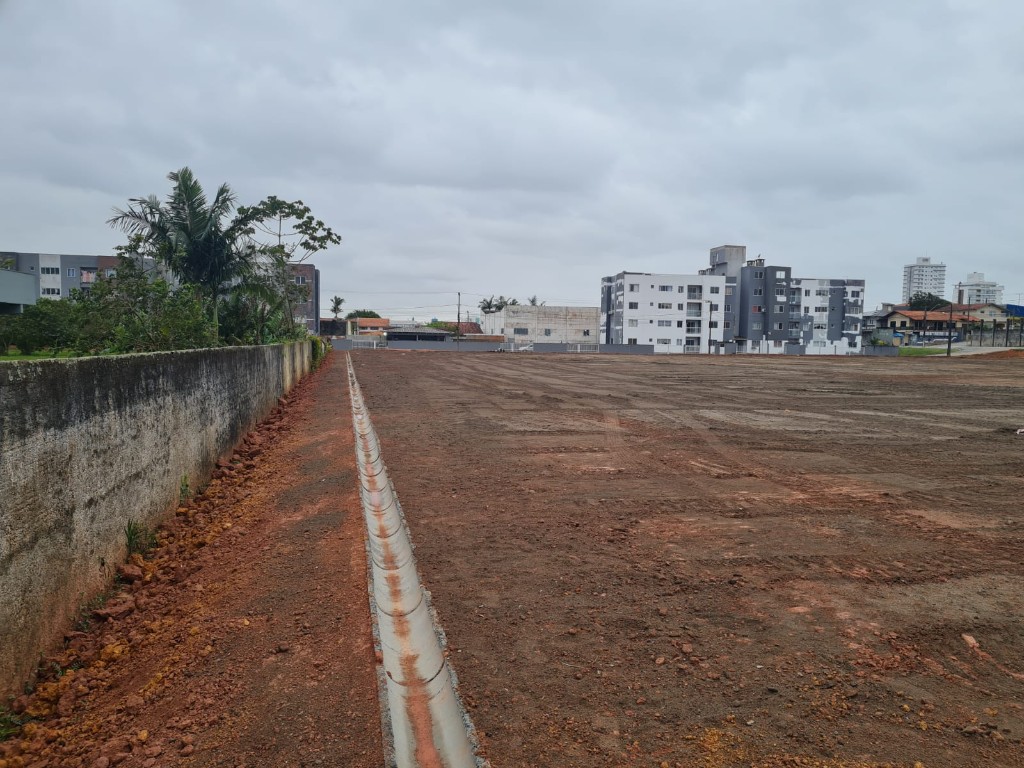 Canaleta lateral em concreto para drenagem de águas pluviais